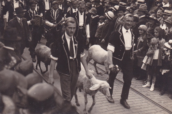 Eidg-Jodlerfest-Basel-1924---Gruppe-mit-Schafen-am-Festumzug--Quelle-Bildarchiv-EJV.jpg